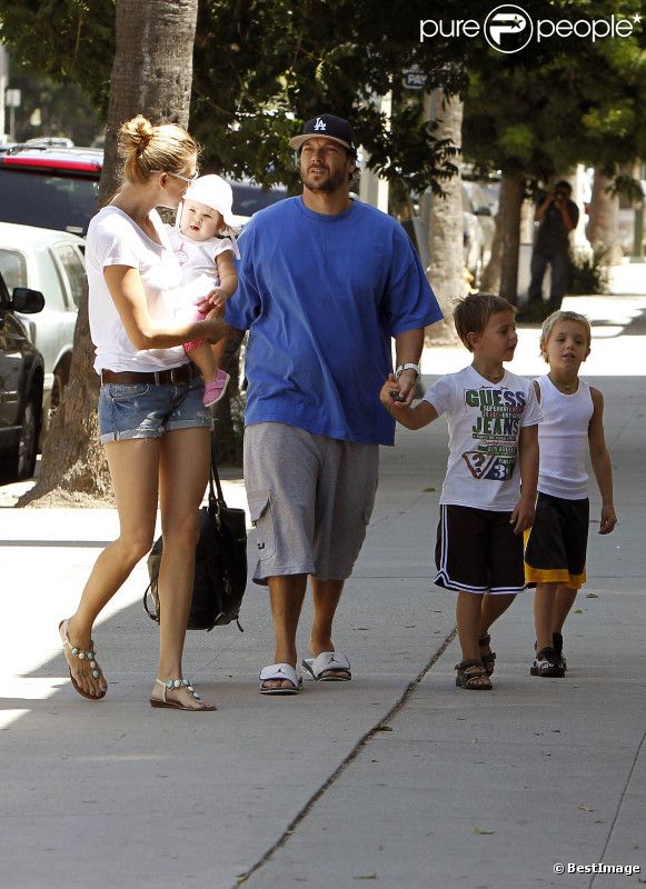 EXCLU : Kevin Federline, ses fils Sean et Jayden, ainsi que sa petite amie Victoria Prince et leur fille Jordan Kay sortent de chez le coiffeur à Studio City le 15 août 2012