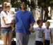  EXCLU : Kevin Federline, ses fils Sean et Jayden, ainsi que sa petite amie Victoria Prince et leur fille Jordan Kay sortent de chez le coiffeur à Studio City le 15 août 2012 