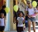  EXCLU : Kevin Federline, ses fils Sean et Jayden, ainsi que sa petite amie Victoria Prince et leur fille Jordan Kay sortent de chez le coiffeur à Studio City le 15 août 2012 
