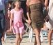 Kate Moss et sa fille Lila sur la plage du Club 55 à Saint-Tropez le 16 août 2012