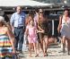 Kate Moss et sa fille Lila sur la plage du Club 55 à Saint-Tropez le 16 août 2012