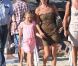 Kate Moss et sa fille Lila sur la plage du Club 55 à Saint-Tropez le 16 août 2012