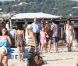 Kate Moss et sa fille Lila sur la plage du Club 55 à Saint-Tropez le 16 août 2012