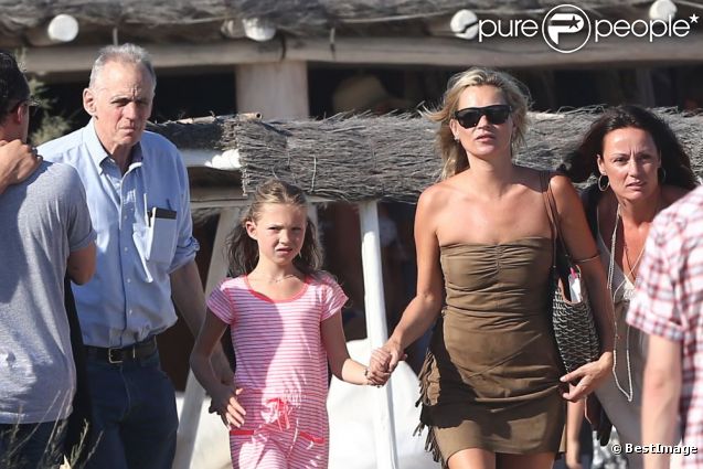 Kate Moss et sa fille Lila sur la plage du Club 55 à Saint-Tropez le 16 août 2012