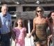 Kate Moss et sa fille Lila sur la plage du Club 55 à Saint-Tropez le 16 août 2012