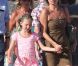 Kate Moss et sa fille Lila sur la plage du Club 55 à Saint-Tropez. Le duo a passé une belle après-midi dans l'eau. Le 16 août 2012