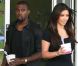 Kanye West suit des yeux sa belle Kim Kardashian, habillée comme lui en all black everything avec une mini-jupe en cuir et des bottes Givenchy. Hawaï, le 16 août 2012.