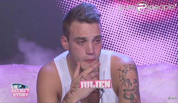Julien ne peut contenir ses larmes à l'annonce du départ de Fanny (quotidienne  Secret Story 6  - samedi 18 août 2012).
