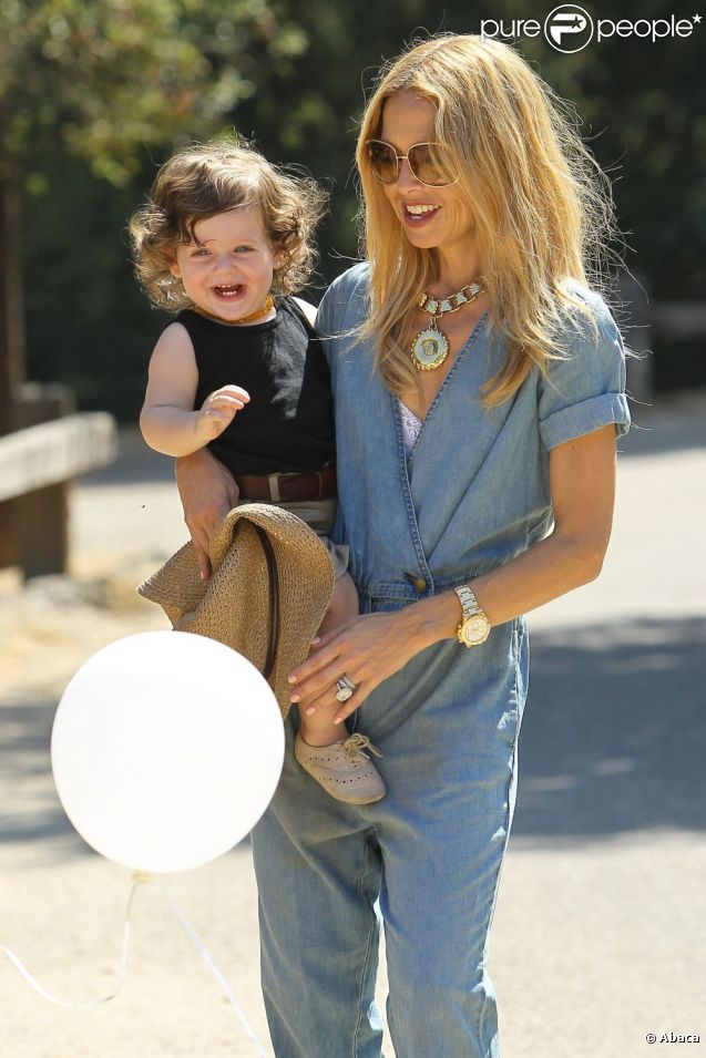 Rachel Zoe et son fils Skyler, tout sourire sous le soleil du Franklin Canyon Park à Beverly Hills. Le 18 août 2012.