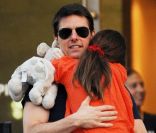 Suri Cruise dans les bras de son père Tom Cruise à New York le 17 juillet 2012