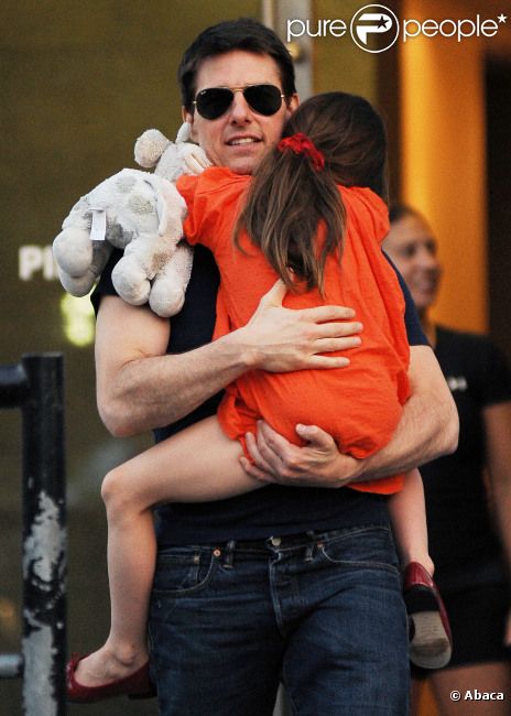 Suri Cruise dans les bras de son père Tom Cruise à New York le 17 juillet 2012