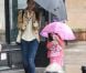 Suri Cruise et Katie Holmes sous la pluie de New York le 20 juillet 2012