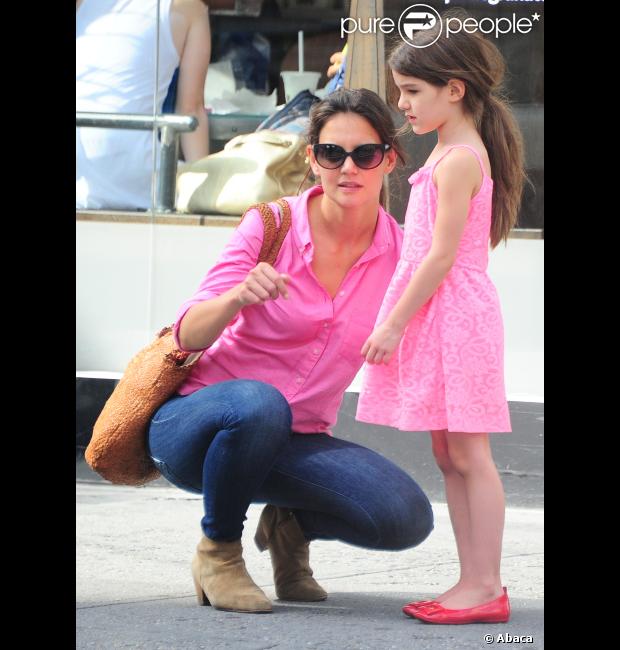Suri Cruise avec sa maman Katie Holmes à New York le 15 juillet 2012