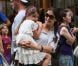 Suri Cruise dans les bras de sa mère Katie Holmes le 6 août 2012 à New York