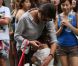 Suri Cruise avec sa mère Katie Holmes le 6 août 2012 à New York