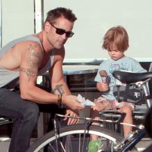 L'acteur Colin Farrell et son fils Henry à Los Angeles, le 20 août 2012.