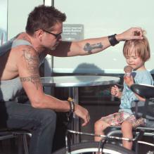 Colin Farrell et son fils Henry chez un glacier à Los Angeles, le 20 août 2012.