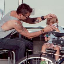 Colin Farrell et son fils Henry à Los Angeles, le 20 août 2012.