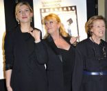 Charlotte de Turckheim avec sa fille Clara Piaton et sa mère Françoise de Turckheim à Paris, janvier 2011.