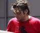  Edward Furlong consolé par une amie à Los Angeles, le 24 août 2012. Après une supposée agression, l'acteur a été vu dans un état second dans un quartier mal fréquenté de la Cité des anges, laissant planet le doute sur son mode de vie. 