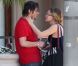 Edward Furlong consolé par une amie à Los Angeles, le 24 août 2012. Après une supposée agression, l'acteur a été vu dans un état second dans un quartier mal fréquenté de la Cité des anges, laissant planet le doute sur son mode de vie. 