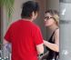  Edward Furlong consolé par une amie à Los Angeles, le 24 août 2012. Après une supposée agression, l'acteur a été vu dans un état second dans un quartier mal fréquenté de la Cité des anges, laissant planet le doute sur son mode de vie. 