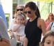 Exclusif - Victoria Beckham avec sa fille Harper dans les bras, quitte le restaurant Giggles N' Hugs à Century City. Le 26 août 2012.
