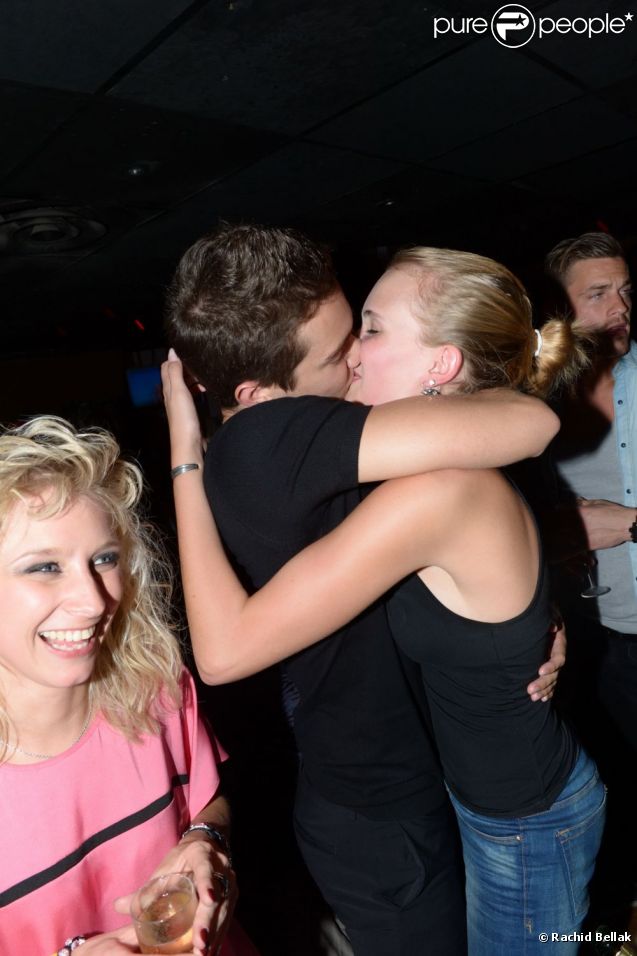 Baisers passionnés pour Sacha et sa petite amie Julie au Duplex le vendredi 31 août 2012 à Paris