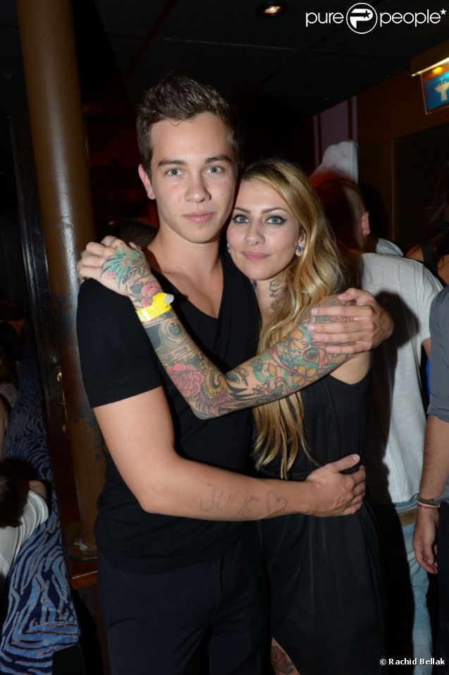 Sacha prend la pose avec Fanny au Duplex le vendredi 31 août 2012 à Paris