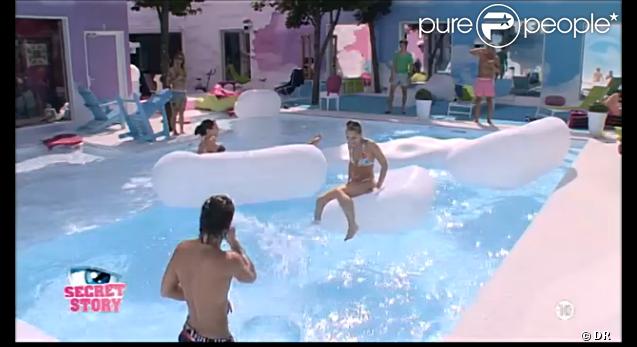 Les habitants s'amusent dans la piscine dans Secret Story 6