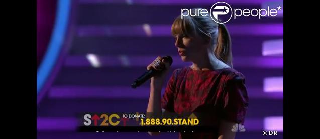 Taylor Swift interprète  Ronan , sur NBC à l'occasion du Téléthon Stand Up To Cancer.