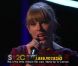 Taylor Swift interprète  Ronan , sur NBC à l'occasion du Téléthon Stand Up To Cancer.