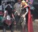 Chris Hemsworth tourne les premières scènes de  Thor : The Dark World  avec Jaimie Alexander, dans le sud de l'Angleterre, le 11 septembre 2012. 