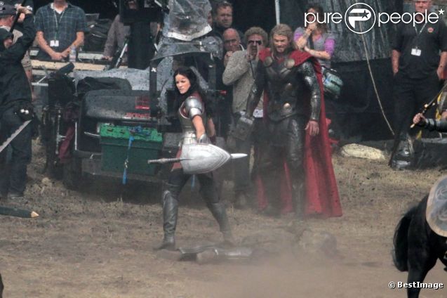 Chris Hemsworth tourne les premières scènes de  Thor : The Dark World  avec la belle Jaimie Alexander, une autre déesse, dans le sud de l'Angleterre, le 11 septembre 2012.