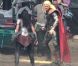  Chris Hemsworth tourne les premières scènes de  Thor : The Dark World  avec Jaimie Alexander, dans le sud de l'Angleterre, le 11 septembre 2012. 