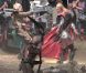  Chris Hemsworth tourne les premières scènes de  Thor : The Dark World  avec Jaimie Alexander, dans le sud de l'Angleterre, le 11 septembre 2012. 