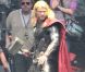  Chris Hemsworth tourne les premières scènes de  Thor : The Dark World  avec Jaimie Alexander, dans le sud de l'Angleterre, le 11 septembre 2012. 