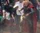  Chris Hemsworth tourne les premières scènes de  Thor : The Dark World  avec Jaimie Alexander, dans le sud de l'Angleterre, le 11 septembre 2012. 