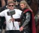  Avec son fameux marteau, Chris Hemsworth tourne les premières scènes de  Thor : The Dark World  avec Jaimie Alexander, dans le sud de l'Angleterre, le 11 septembre 2012. 