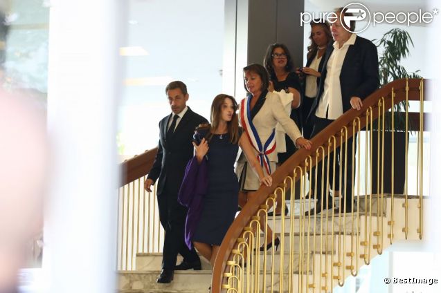 Carla Bruni-Sarkozy et Nicolas Sarkozy au mariage de Farida Khelfa et Henri Seydoux, à la mairie du 17arrondissement de Paris, le 1er septembre 2012.