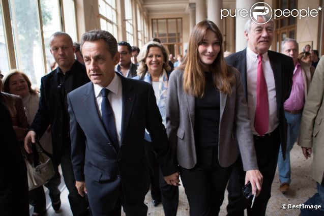 Nicolas Sarkozy et son épouse Carla Bruni-Sarkozy sont allés voter au lycée Jean-de-la-Fontaine dans le 16e arrondissement de Paris le 10 juin 2012