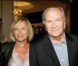 Pierre Mondy et sa femme au théâtre Marigny à Paris le 14 juin 2007
