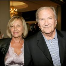 Pierre Mondy et sa femme au théâtre Marigny à Paris le 14 juin 2007