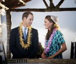 Le prince William et son épouse Kate, romantiques lors de leur arrivé le dimanche 16 septembre 2012 à l'aéroport Henderson à Honiara aux Iles Salomon, troisième étape de leur voyage en Asie du sud-est dans la cadre du Jubilé de diamant de la reine Elizabeth II