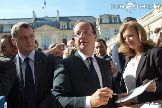 François Hollande et sa compagne Valérie Trierweiler ont accueilli les nombreux visiteurs venus découvrir le palais de l'Elysée dans le cadre des Journées du patrimoine le 16 septembre 2012 à Paris