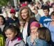 Valérie Trierweiler pose au milieu des enfants venus découvrir le palais de l'Elysée dans le cadre des Journées du patrimoine le 16 septembre 2012 à Paris