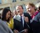 Les sourires étaient au rendez-vous pour François Hollande qui accueillait les visiteurs venus découvrir le palais de l'Elysée dans le cadre des Journées du patrimoine le 16 septembre 2012 à Paris