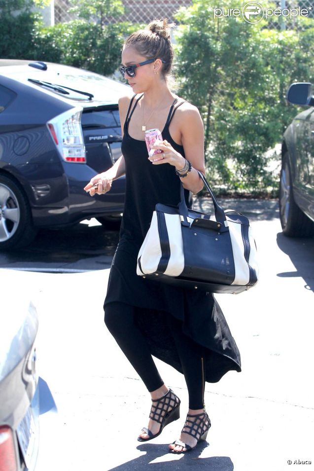 Jessica Alba arrive à ses bureaux de Honest.com à Santa Monica le 20 septembre