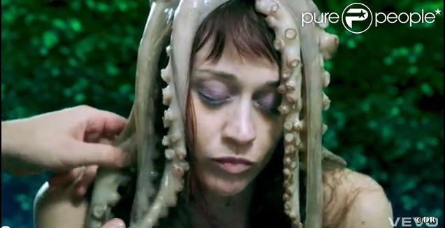Fiona Apple,  Every single night , extrait de son quatrième album,  The Idler Wheel Is Wiser Than the Driver of the Screw and Whipping Cords Will Serve You More Than Ropes Will Ever Do , sorti en juin 2012
