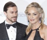 Sharon Stone et son compagnon Martin Mica lors du Gala de l'amfAR 2012 à Milan durant la Fashion Week à la Permanente, en Italie le 22 septembre 2012